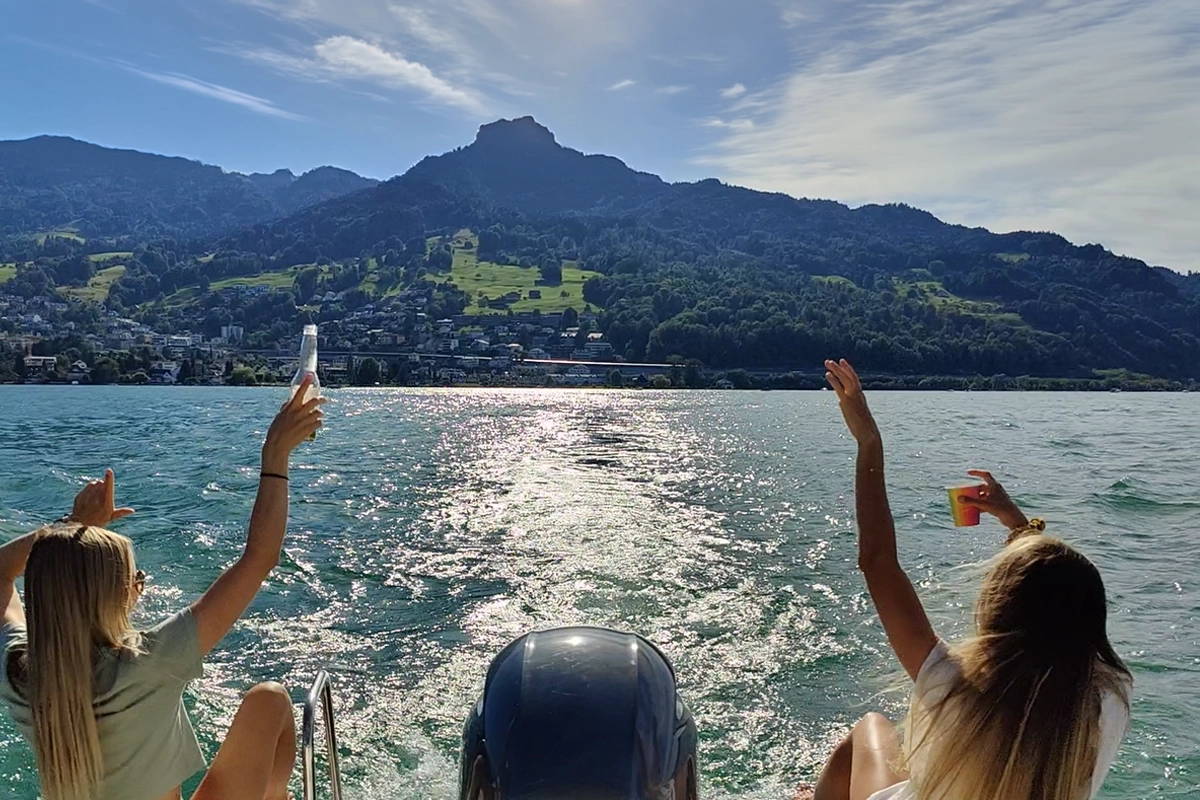 Zwei Freundinnen geniessen einen entspannten Bootsausflug auf dem Vierwaldstättersee ab Hergiswil bei Sonnenschein.