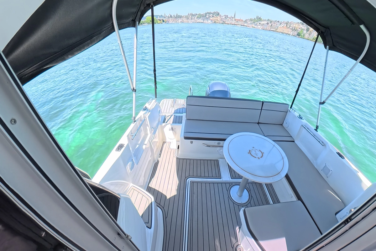 Grosszügiges Heckcockpit mit bequemer Sitzgruppe und Tisch – ideal für Apéro, Snacks und entspannte Seetage auf dem Vierwaldstättersee.