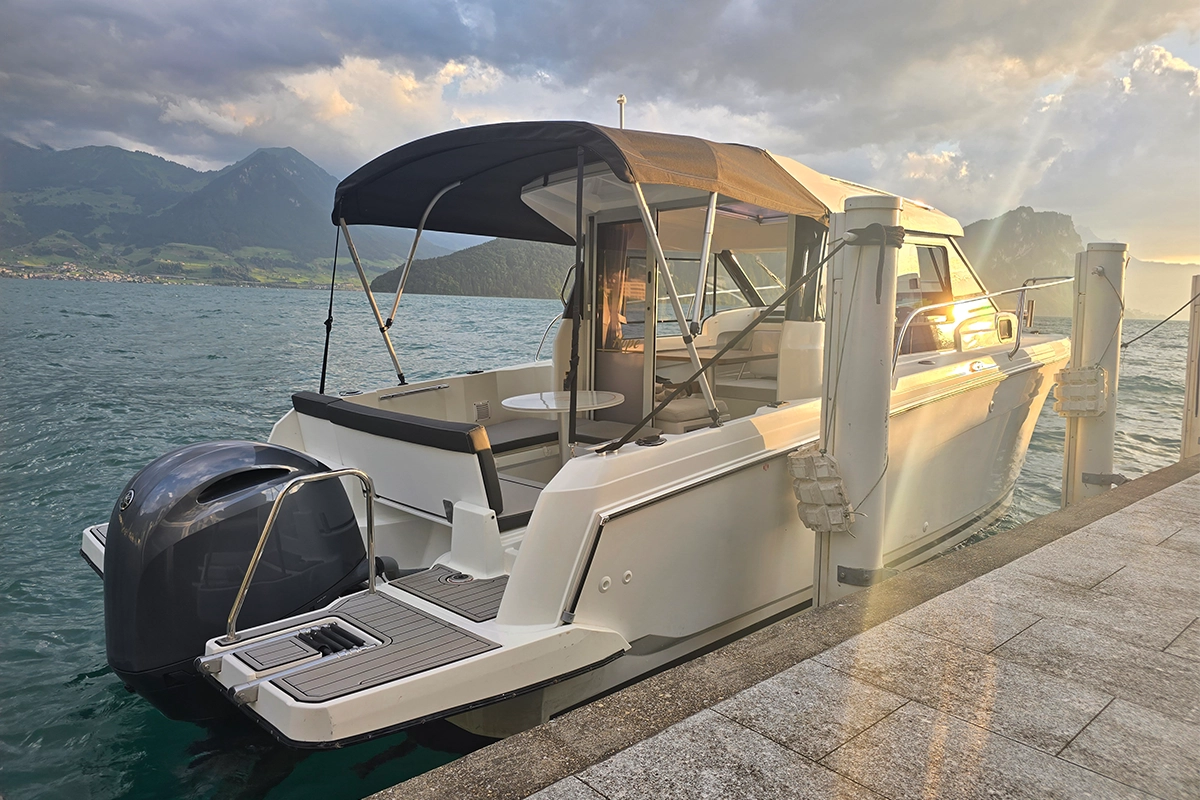 Jeanneau Merry Fisher 695 II am Steg in Hergiswil – Kabinenboot mieten am Vierwaldstättersee bei Luzern.
