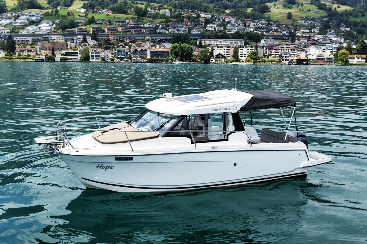 Jeanneau Merry Fisher – Kabinenboot mit Sitzecke und Steuerstand ab Hergiswil