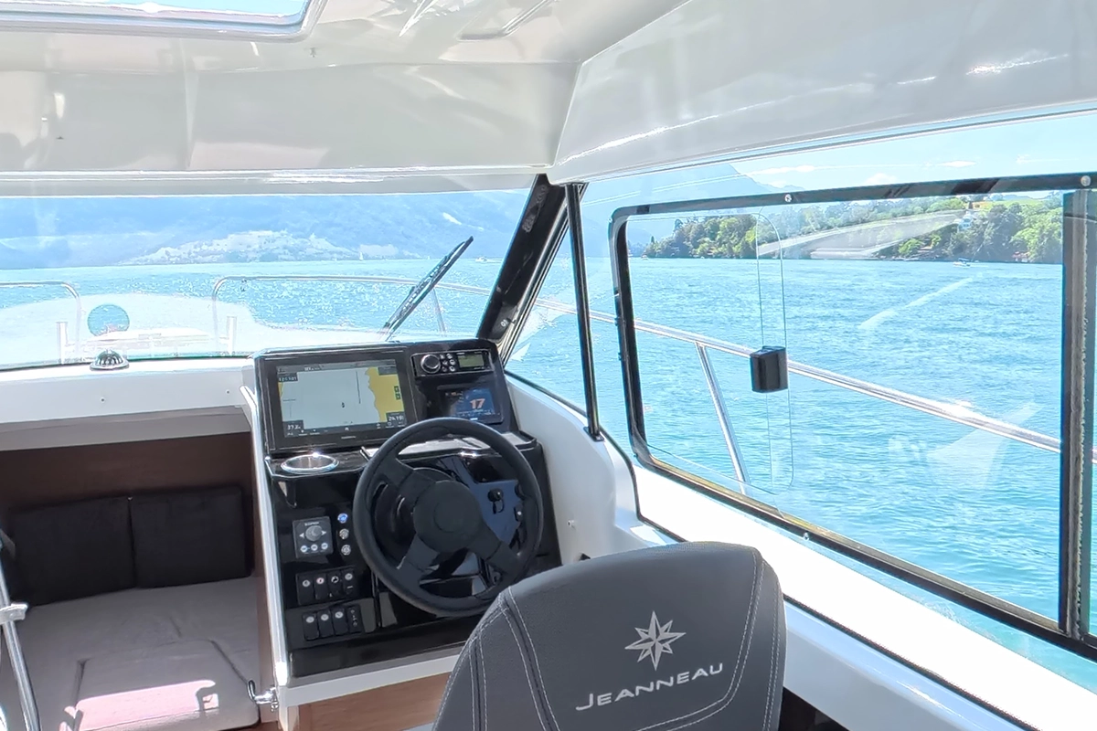 Komfortabler Steuerstand mit GPS-Navigation: entspanntes Fahren auf dem Vierwaldstättersee – bei jedem Wetter.